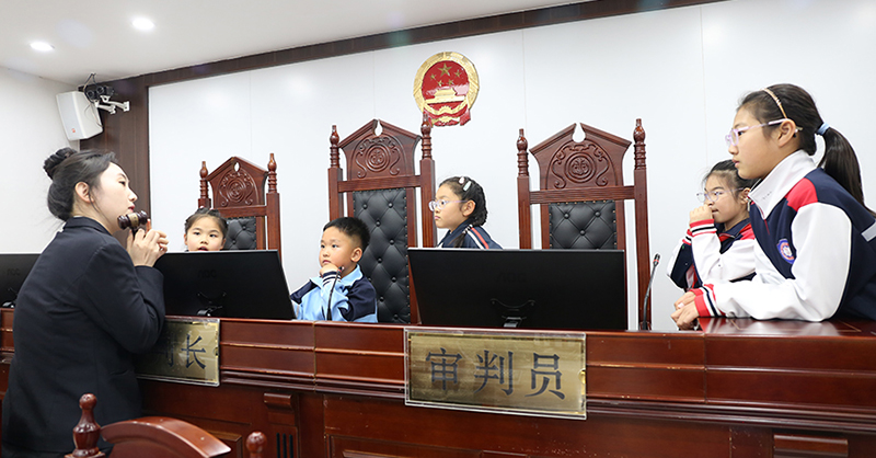 遼河人民法院開展法院開放日活動(dòng)，圖為干警講解法槌的含義  攝影：王睿瑩