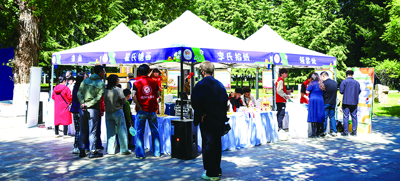 在沈陽市法治公益游園會現(xiàn)場，市民積極參與活動