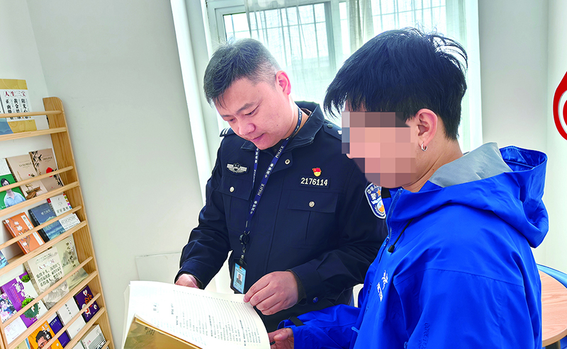 通過圖書賞析的形式對自愿戒毒人員開展文化教育，增強戒治信心。（當面人打碼）