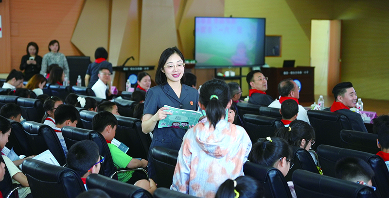 沈陽(yáng)中院少年及家事案件審判庭法官助理何燕結(jié)合公益繪本為孩子普法