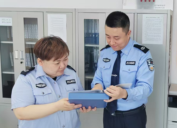 頭題圖，沈河區(qū)司法局北站司法所工作人員落實(shí)安置幫教對(duì)象一人一檔工作。本報(bào)記者孟浩 攝