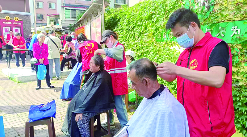鳳城市鳳凰城街道魁星社區(qū)“紅色”志愿服務隊開展志愿服務1