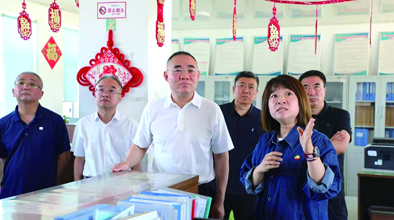 頭題圖，葫蘆島市副市長、市公安局黨委書記、局長劉耀南（中）走訪企業(yè)
