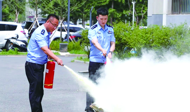 二題圖，民警進(jìn)行滅火器撲救初期火災(zāi)實(shí)操演練。