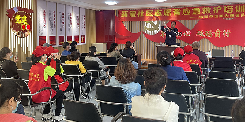 6圖，志愿者參加應(yīng)急救護(hù)培訓(xùn)