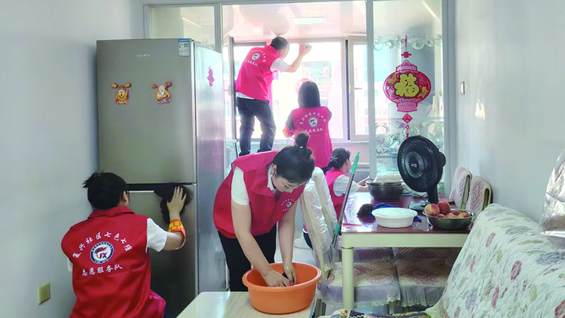 二題圖，志愿服務(wù)隊員為退伍老軍人周德春打掃家庭衛(wèi)生