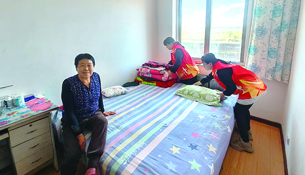 阜新圖，組織志愿者為獨(dú)居老人打掃衛(wèi)生