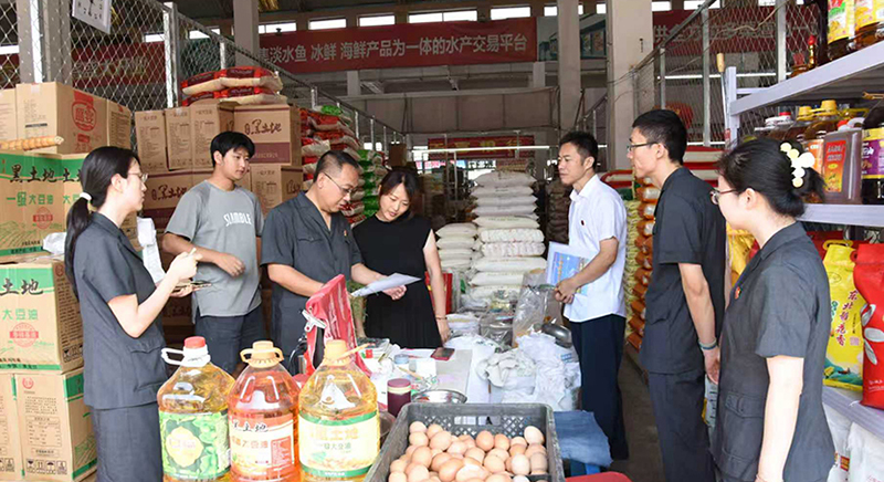 沈北法庭朱闖庭長(zhǎng)（左三）帶隊(duì)進(jìn)市場(chǎng)做普法工作