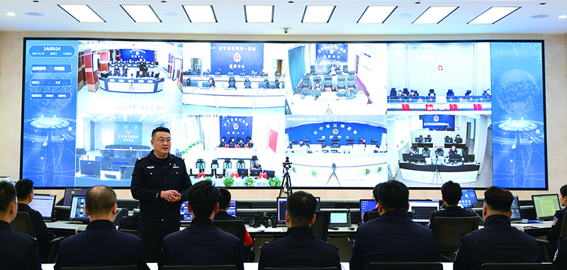 省監(jiān)獄管理局指揮中心副主任孟凡雪對(duì)輪訓(xùn)民警們進(jìn)行授課