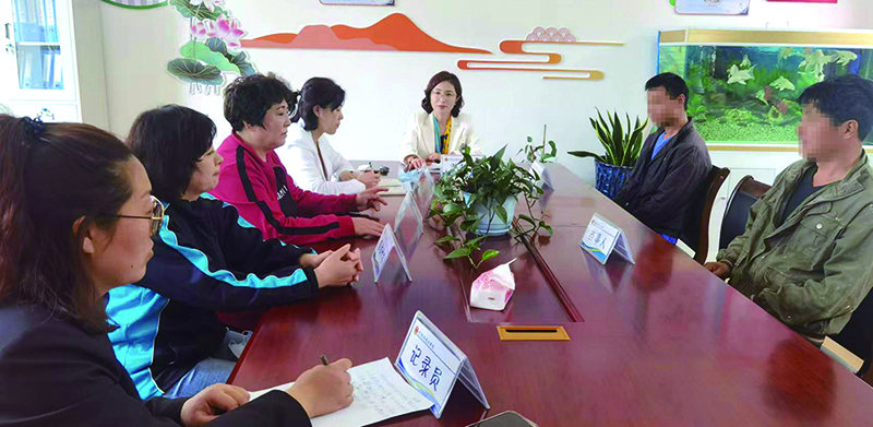 巧嫂們聯(lián)合社會力量開展糾紛調(diào)解工作(兩個男子需要打碼)